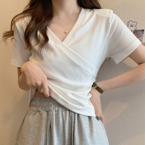베르슈어 슬림 랩 브이넥 반팔티: 세련된 스타일과 편안한 착용감