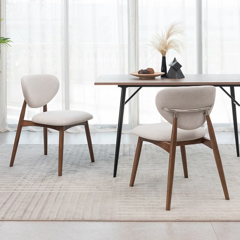 세련된 원목식탁의자와 합리적인 실용성