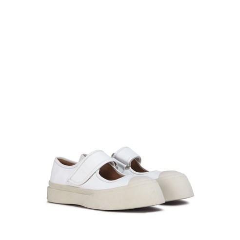 신발장에서 잠자던 옷들을 깨우는 마법, 마르니 메리 제인 스니커즈