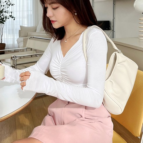 커밍투유 브이넥 셔링 슬림 티셔츠