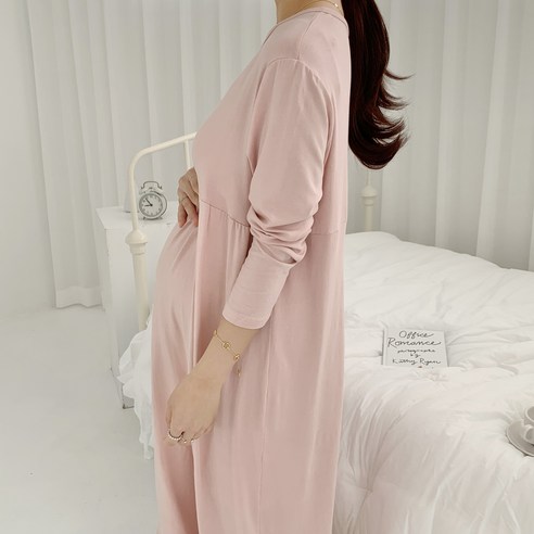 포근한 저녁, 루시드라잇 수유 원피스와 함께하는 엄마의 행복한 시간