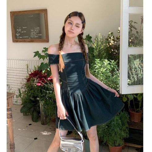 한국 스타일의 오프 숄더 드레스 여성의 여름 2023 새로운 패션 복고풍 독특한 허리 포옹 슬리밍 데님 짧은 드레스