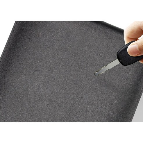 세련되고 기능적인 꼬르지엘모 베이직 가죽 노트북 파우치로 노트북을 스타일리시하게 보호하세요.