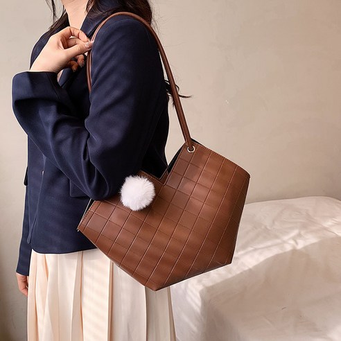 DFMEI 질감의 가방 여성용 대용량 새로운 패션 틈새 메신저 가방 질감 봄과 여름 어깨 겨드랑이 가방