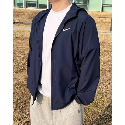 신축성 있는 재킷으로 다양한 운동 활동에 적합한 나이키 DRI-FIT 러닝 자켓