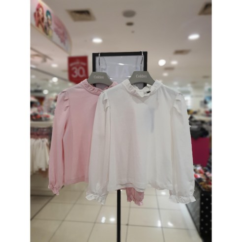 셀덴 [동아백화점 수성점] 시즌오프 50% 봄신상 넥프릴 에센셜 기본핏 퍼프 티블라우스 EDBL23S52-01