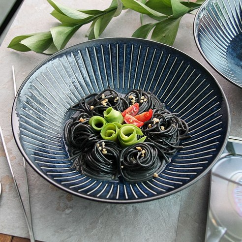 깊은 푸른빛의 아름다움과 편리함을 갖춘 완벽한 샐러드볼