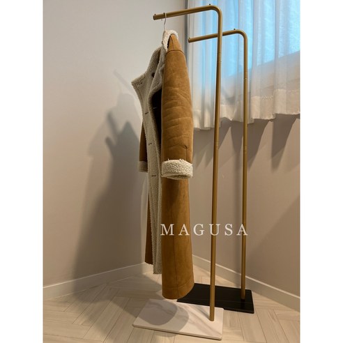 골드 철제행거로 북유럽 감성을 더한 옷가게 인테리어