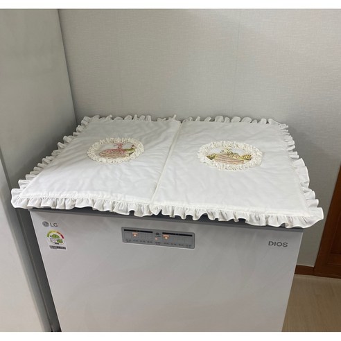 맞춤형 김치냉장고 커버는 맞춤 제작되어 냉장고를 먼지와 얼룩으로부터 보호하며 주방에 매력적인 터치를 더합니다.
