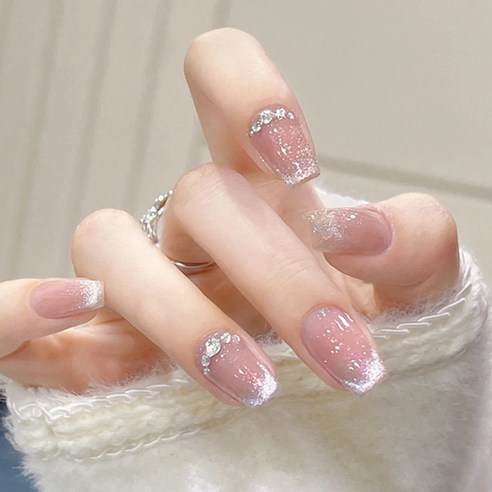 키스미스 네일팁으로 손끝에 피어나는 예술, 나만의 감각적인 스타일을 완성하세요.