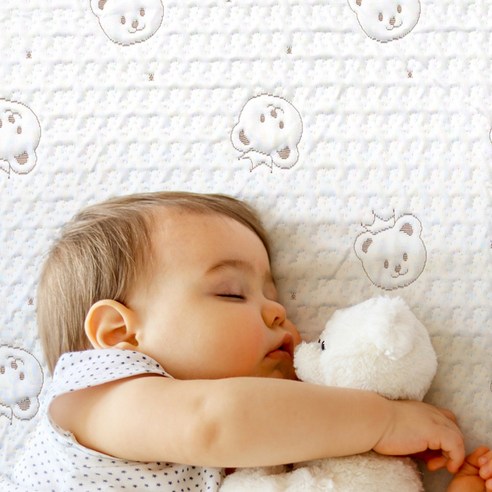 포근한 꿈결을 선사하는 온다쿨 냉감 아기매트: 크라운베어와 함께하는 쾌적한 사계절 유아냉감패드