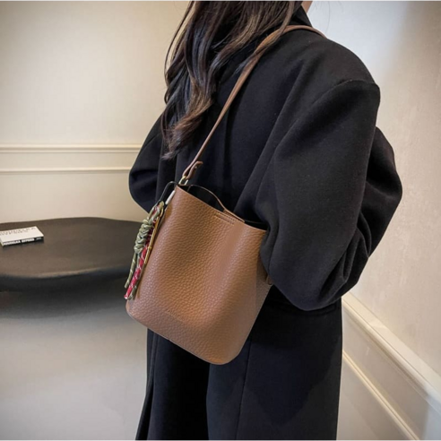 스타일과 실용성을 완벽하게 조화시킨 모두다 키링 크로스백