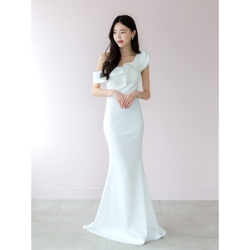 오프숄더 프릴 머메이드 화이트 드레스