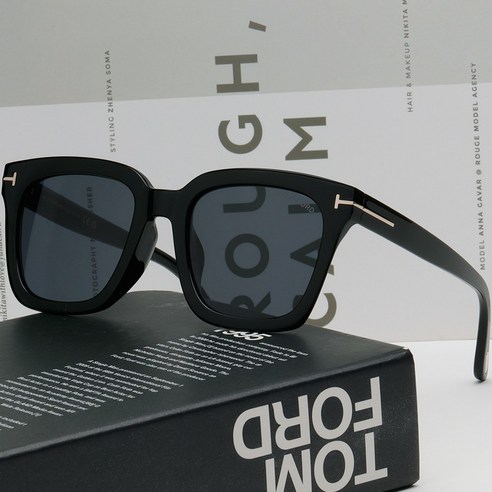 시대를 초월하는 우아함, 톰포드 TF892K 01A 선글라스로 완성하는 당신의 스타일