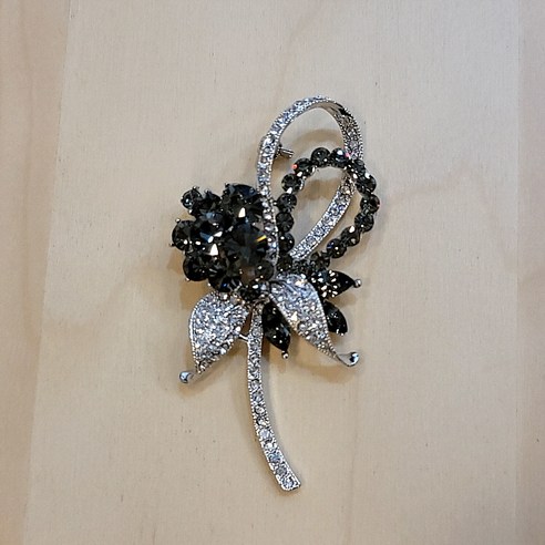 "나만의 작은 사치" 스와로브스키 브로치로 완성하는 특별한 하루 스와로브스키브로치