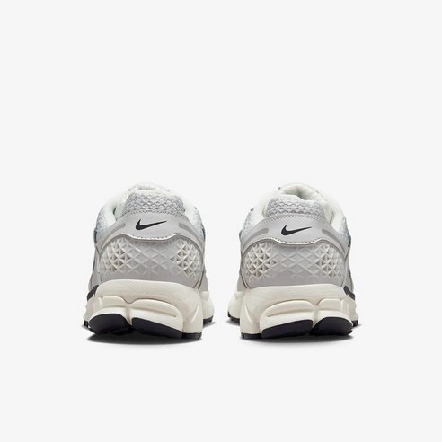 세련된 디자인과 기능성을 갖춘 NIKE 줌 보메로 5