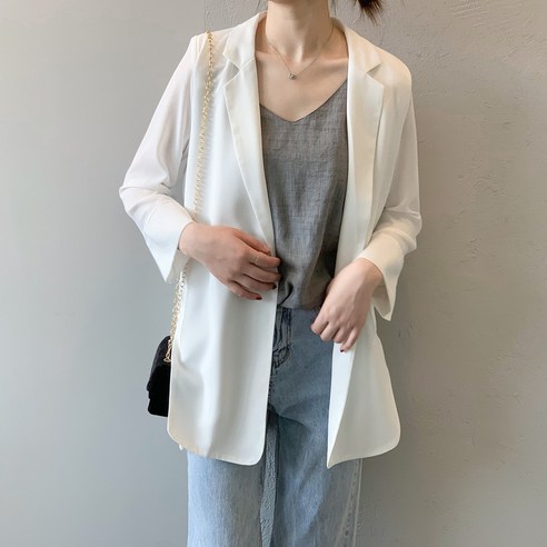 세련된 여성 정장으로 여름을 빛내보세요.