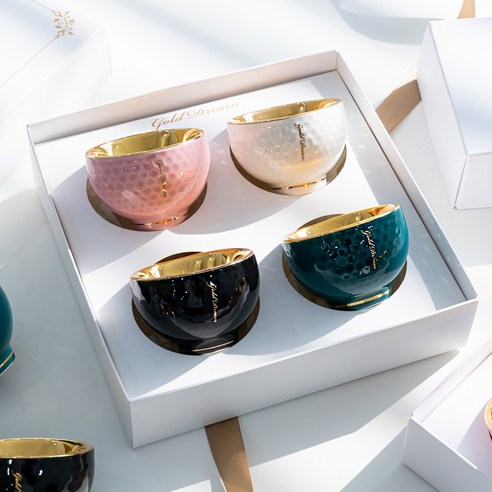 세심한 장인정신이 깃든 화려한 금잔