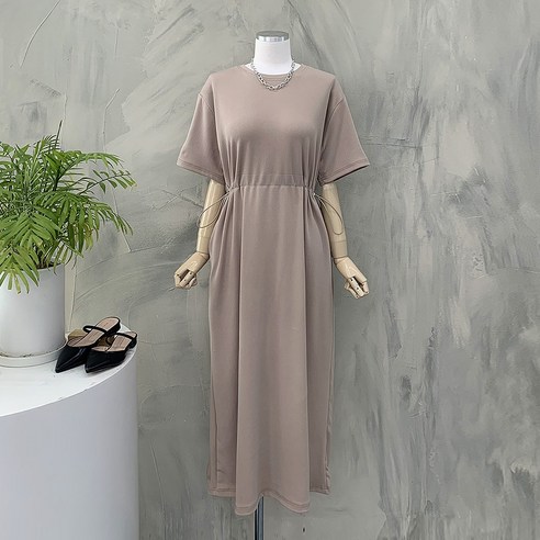 루즈하면서도 세련된 분위기를 연출하는 허리 스트링 롱 원피스