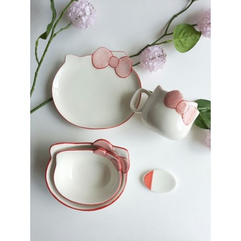 핑크 고양이와 함께하는 행복한 식사시간