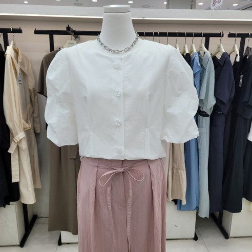 온앤온 퍼프볼륨소매 단추버튼 숏블라우스 njw3mb5110