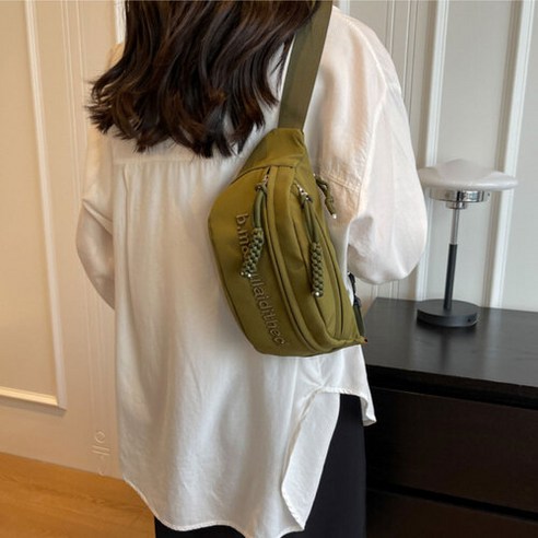 스타일과 실용성을 모두 갖춘 캔버스 꼬임 슬링백