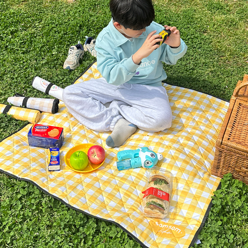 편리한 휴대성과 양면 방수 기능으로 야외 활동에 적합한 1인용 돗자리