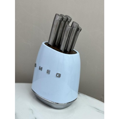 SMEG 스메그 나이프 세트는 고품질의 스테인리스 소재로 제작되어 다양한 색상 중에서 선택 가능하며, 다양한 요리 스타일에 적합한 다용도 나이프를 제공합니다.