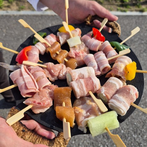 맛있는 야외 모험을 위한 캠핑 모듬 꼬치 구이 세트