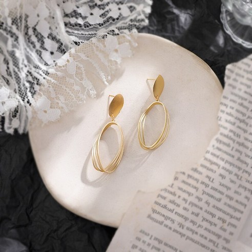 패션 한국 기질 스타일 과장된 매트 골드 귀걸이 중공 유럽과 미국의 금속 간단한 맞춤 귀걸이