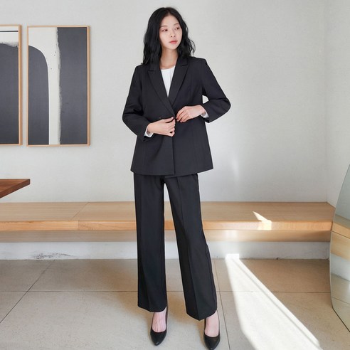 세련됨, 편안함, 다목적성이 조화된 여성 정장 세트