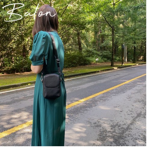 가벼운 무게와 슬림한 디자인으로 활용성 좋은 천연 소가죽 미니크로스백