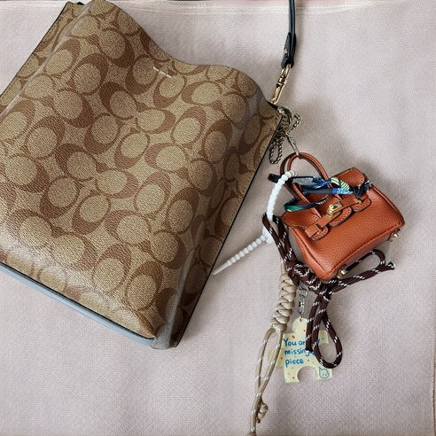 작지만 빛나는 존재감, 당신의 스타일을 완성하다