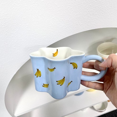 일상에 미소를 더하는 사랑스러운 바나나 머그잔