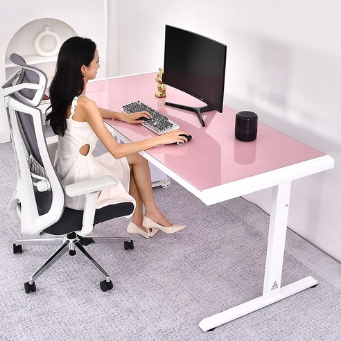 강화유리 상판과 다목적 활용성이 돋보이는 아우스 AUS 책상