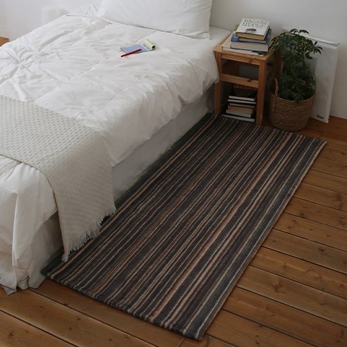 플라레 빈티지 워셔블 스트라이프 러그로 당신의 공간에 개성과 따뜻함을 더하세요.