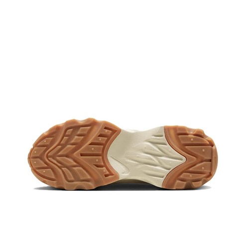 발걸음마다 빛나는 자신감, 나이키 TC 7900으로 완성하는 스타일