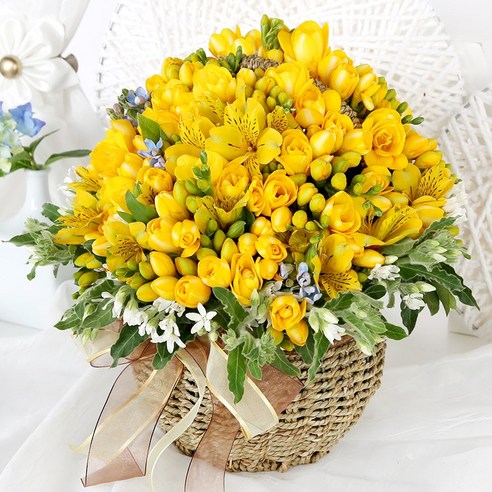 향기로운 프리지아를 담은 우아한 당일 수령 꽃바구니