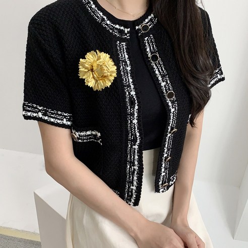 시들지 않는 마음, 금카네이션 브로치