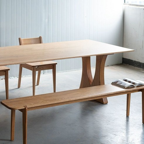 좁은 공간도 스타일리시하게, 칼한센 앤선 식탁 CH327