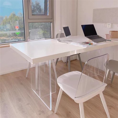 아크릴 테이블 원목 식탁 - 고풍스러운 디자인과 실용적인 기능