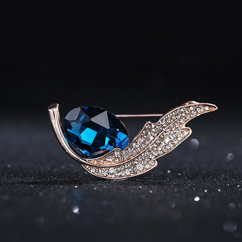 작은 브로치 하나로 완성하는 드라마틱한 스타일 변신