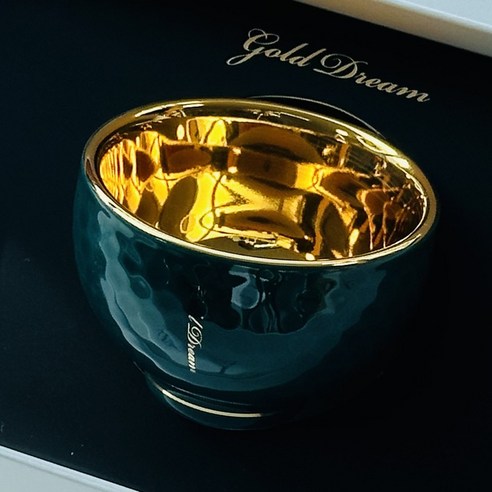 세심한 장인정신이 깃든 화려한 금잔