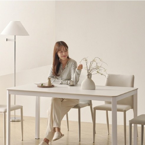 현대적이고 편안한 식사 경험을 위한 세련된 보니애 론다 1200 세라믹 식탁 세트