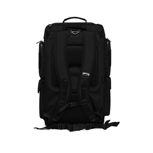 다양한 운동용품과 노트북을 수납할 수 있는 기능적인 가방