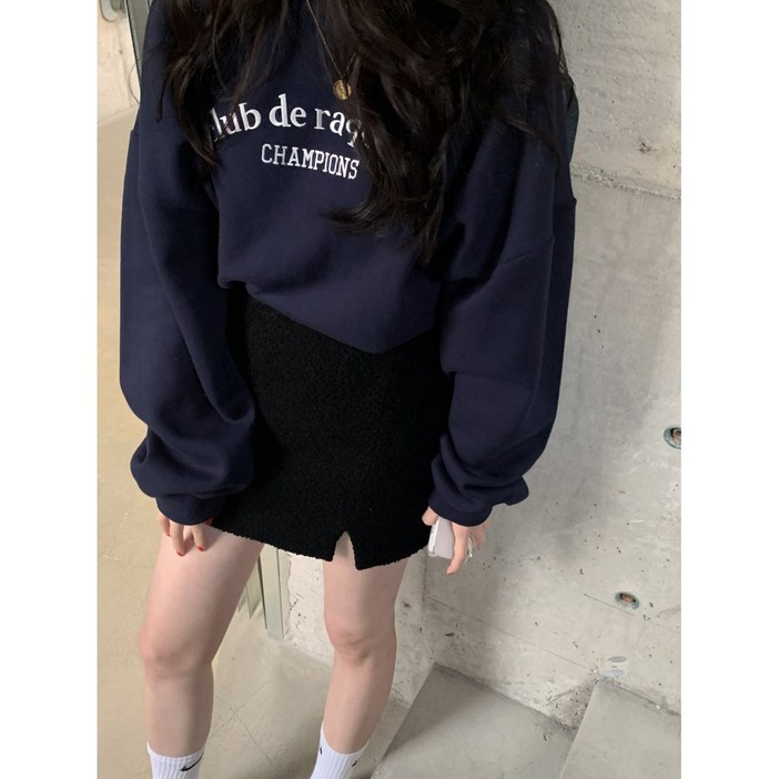 루이즈 자수 레터링 기모 맨투맨