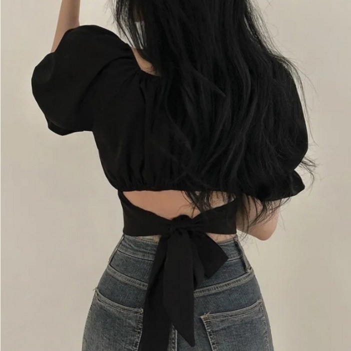 로엘란 뒷리본 스퀘어넥 퍼프소매 크롭 블라우스 R-C70