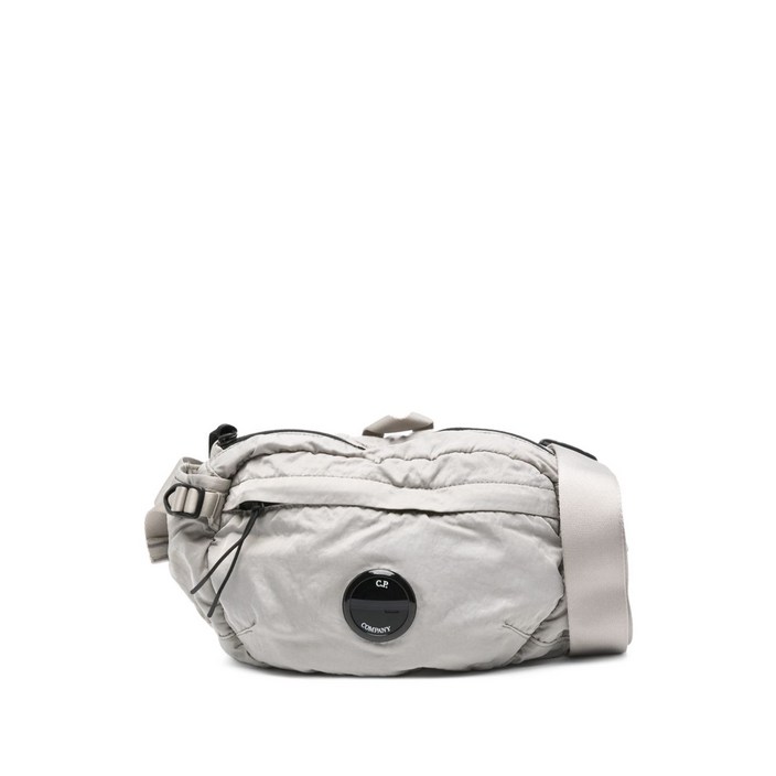 C.P.컴퍼니 로고 패치 메신저 백