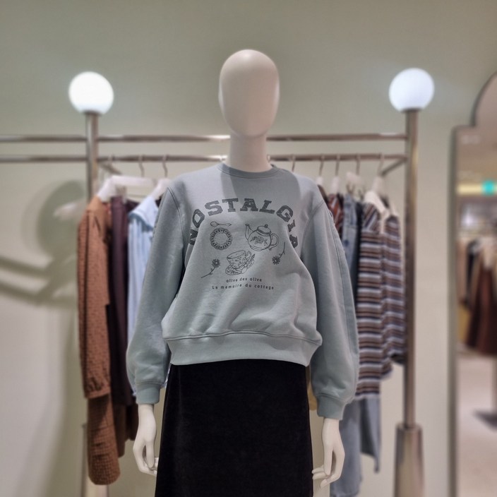 AK플라자 올리브데올리브 올리브데올리브 빈티지 프린트 맨투맨 티셔츠 OE5AE870