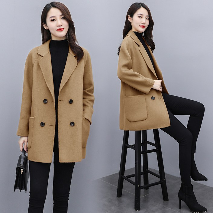 양면 캐시미어 정장 외투를 봉제하여 한 손에는 양털이 나 있다